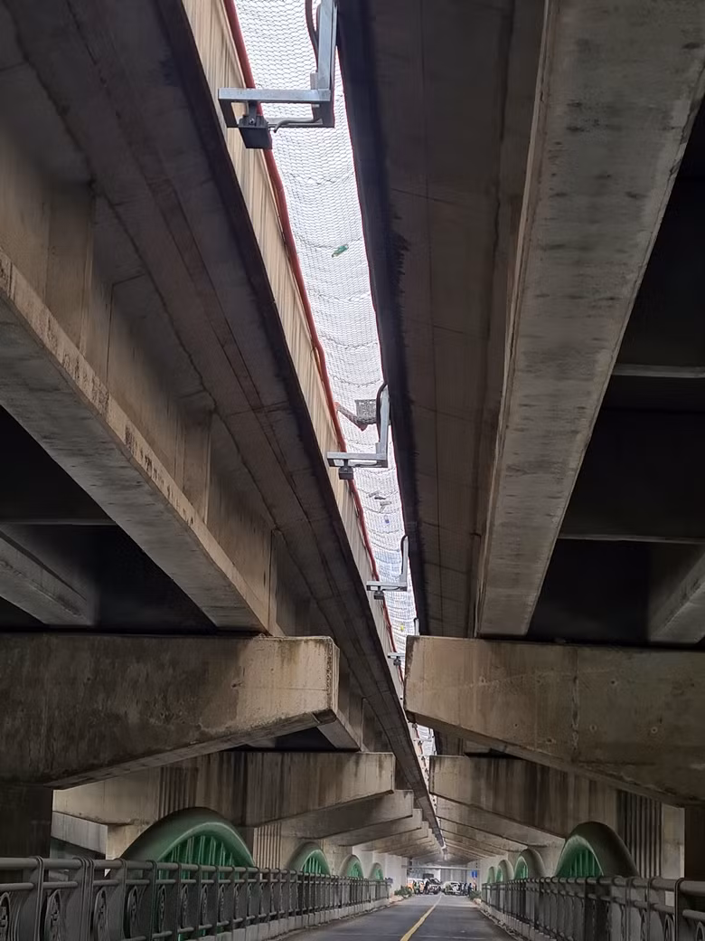 Hệ thống đèn đường chiếu sáng của cầu cạn vòm sắt cũng không thấy hoạt động.