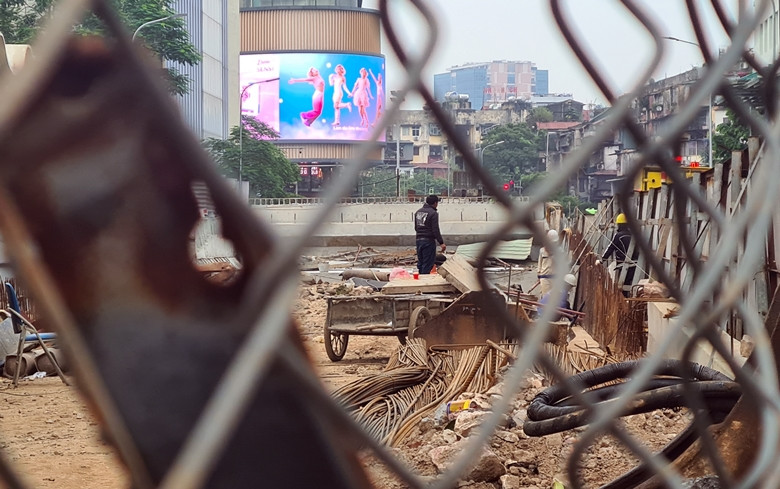 Tình trạng bên trong công trường ngổn ngang, chưa rõ hình hài cây cầu thế nào.