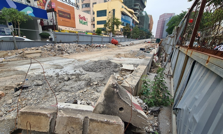 Dù vậy, công trường dự án cầu vượt chữ C vẫn còn ngổn ngang.