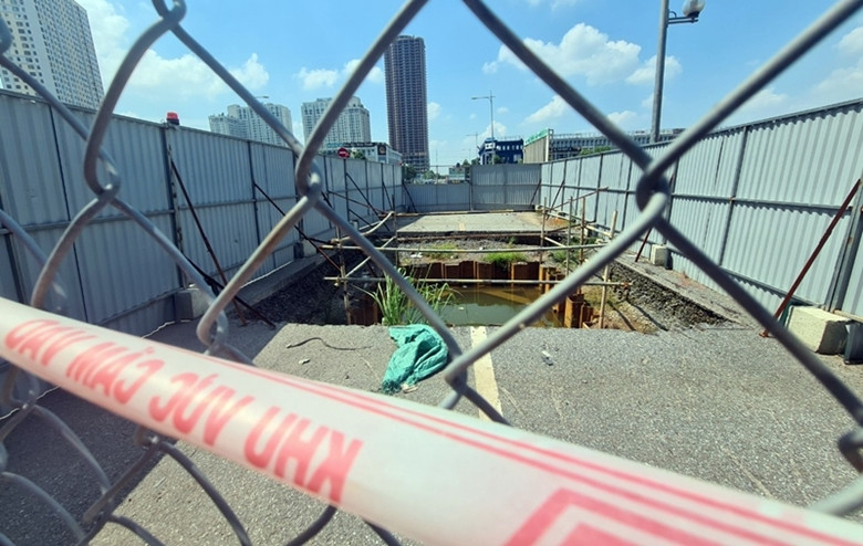 Tại các vị trí thi công “vắng bóng” công nhân từ lâu nhưng mặt bằng không được hoàn trả, nhiều lô cốt đã bị biến thành nơi dán quảng cáo hoặc nơi vứt rác.