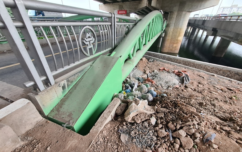 Đến nay cầu đã hoàn thành được nửa năm, nhưng vẫn chưa được đưa vào vận hành, khai thác triệt để.