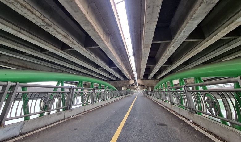  2: Cầu vòm sắt vượt hồ Linh Đàm xây xong “bỏ hoang”: Để bổ sung cho dự án cầu cạn Vành đai 3 đi thấp vượt hồ Linh Đàm, sau khi dự án thông xe, UBND TP Hà Nội đã điều chỉnh bổ sung thêm hạng mục cầu cạn vòm sắt dành cho phương tiện xe máy đi dưới đường Vành đai 3.