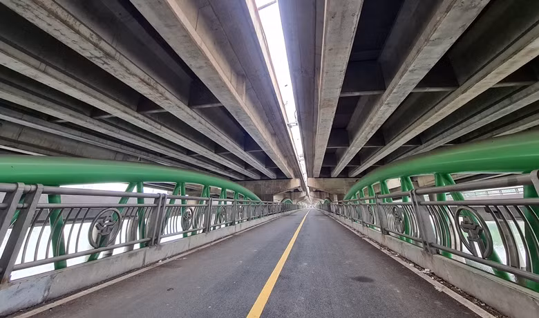  2: Cầu vòm sắt vượt hồ Linh Đàm xây xong “bỏ hoang”: Để bổ sung cho dự án cầu cạn Vành đai 3 đi thấp vượt hồ Linh Đàm, sau khi dự án thông xe, UBND TP Hà Nội đã điều chỉnh bổ sung thêm hạng mục cầu cạn vòm sắt dành cho phương tiện xe máy đi dưới đường Vành đai 3.