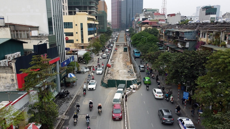 Liên danh nhà thầu gồm: Công ty CP tập đoàn Thành Long - Cienco1 - Công ty CP xây dựng kỹ thuật Việt Hưng đảm nhiệm thi công. Trong đó Công ty Thành Long thực hiện thi công kết cấu dầm thép phần trên, gồm chế tạo và lắp đặt 35 phiến dầm hộp thép liên hợp.
