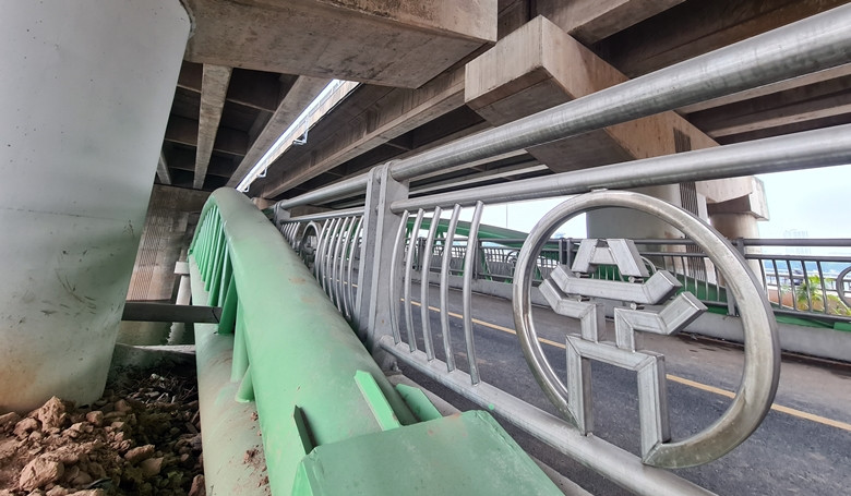 Cầu có mặt cắt 2 làn xe (mỗi chiều 1 làn) có chức năng sử dụng cho xe máy lưu thông. Cầu có dầm, lan can làm bằng sắt 2 bên. Hệ thống chịu lực chính của cầu là 2 dàn thép 2 bên được thiết kế cách điệu dạng hình vòm.