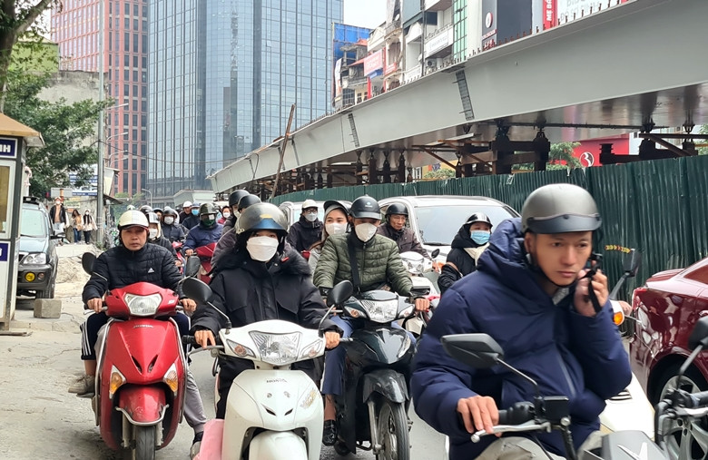 Liên quan đến dự án này, trao đổi với báo chí một lãnh đạo Sở GTVT Hà Nội cho biết, việc thi công dự án chậm gây ùn tắc trách nhiệm chính thuộc về chủ đầu tư là Ban QLDA đầu tư xây dựng công trình giao thông TP Hà Nội.