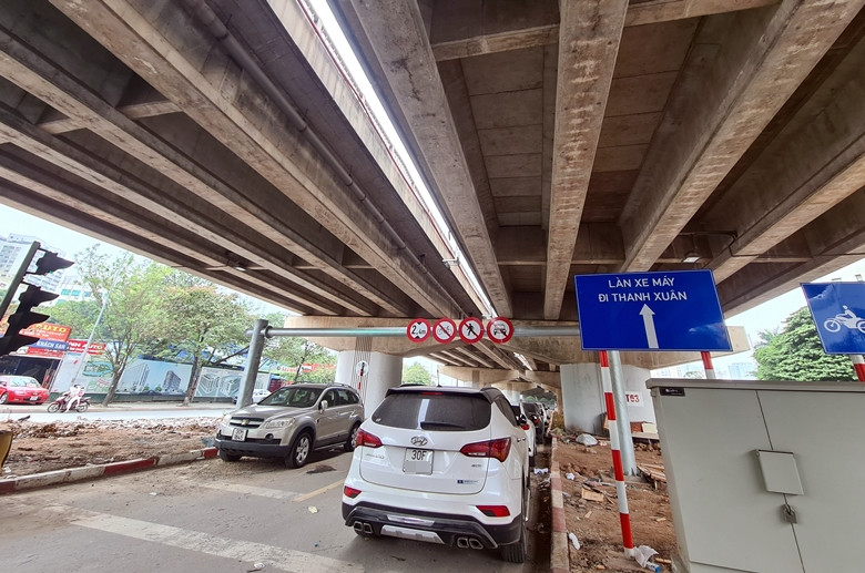 Một phần lòng đường của cây cầu còn biến thành “bãi xe” ô tô.