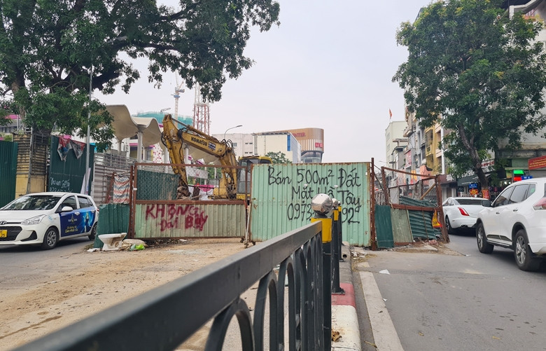 Sở GTVT Hà Nội đã liên tục có văn bản yêu cầu chủ đầu tư dự án, nhà thầu thi công đảm bảo an toàn giao thông qua dự án, phân công người hướng dẫn, tuy nhiên tình trạng ùn tắc ở khu vực này vẫn không được cải thiện.