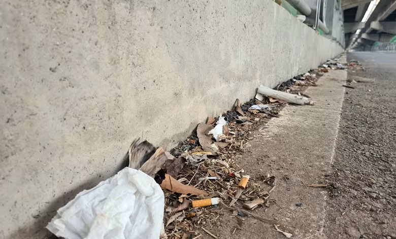 Cây cầu trở thành nơi tập kết rác trông nhếch nhác, mất mỹ quan đô thị.