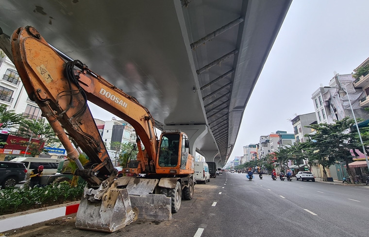 Một số đoạn đã được dọn dẹp sạch sẽ và hoàn trả lại mặt đường cho các phương tiện tham gia lưu thông.