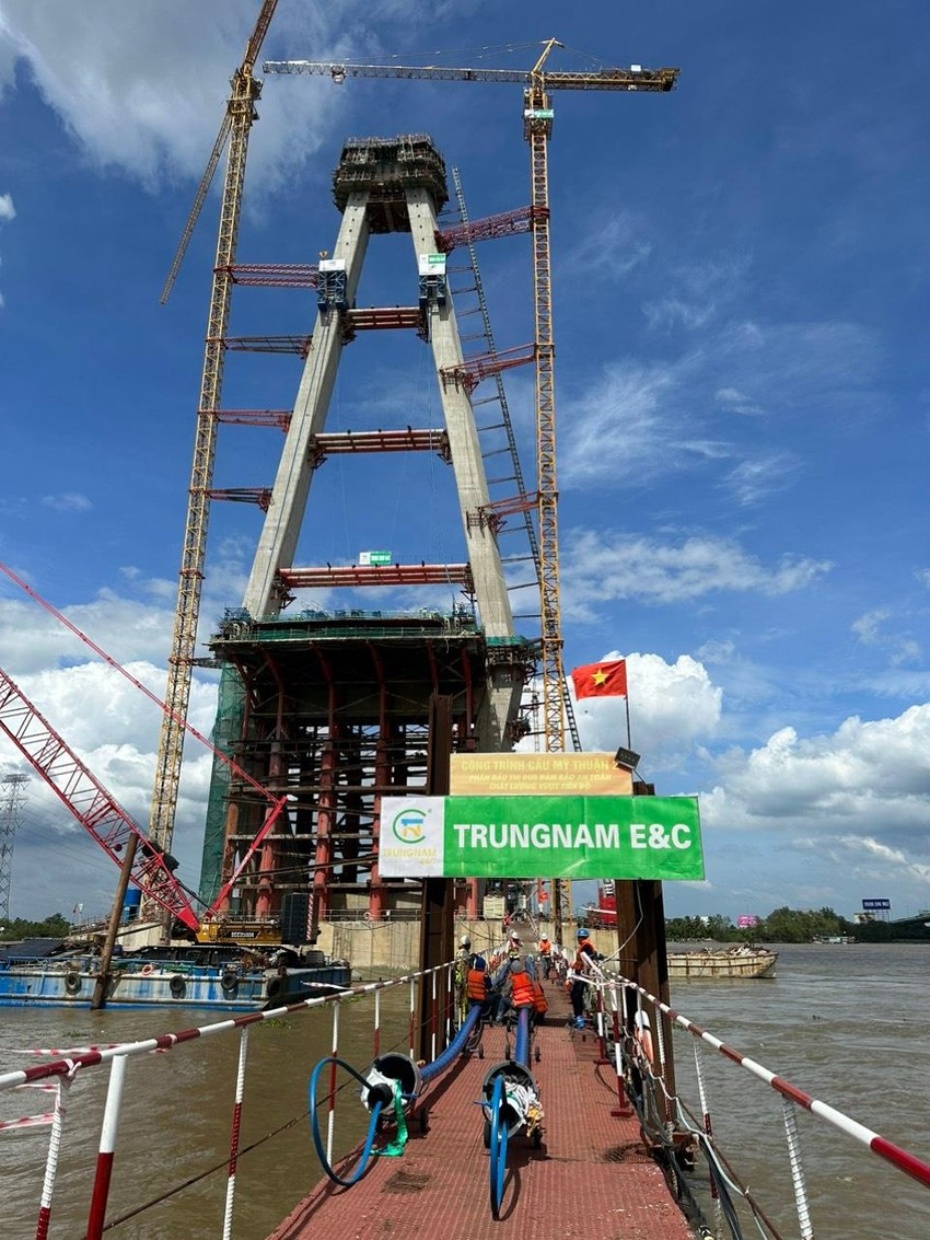 Đây là hạng mục thuộc gói thầu Gói thầu XL.03B - Thi công thân trụ (từ T14- T17) và kết cấu phần trên nhịp chính dây văng; kè gia cố bờ sông; hệ thống ATGT đường bộ; hệ thống điện chiếu sáng. Gói thầu do liên doanh nhà thầu Công ty CP Xây lắp Trung Nam - Trung chính - VNCN E&amp;C thực hiện và được khởi công vào tháng 11/2021. (Ảnh: Pháp luật TP.HCM).