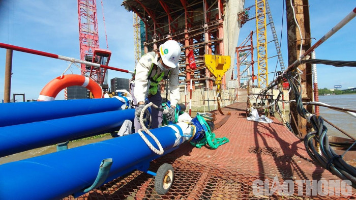 Dây văng cầu Mỹ Thuận 2 có màu xanh và sẽ có tổng cộng 128 dây được căng trên 2 trụ tháp chính hình kim cương. (Ảnh: Báo Giao thông).