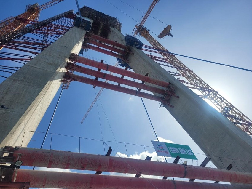 Theo báo cáo của Ban Quản lý dự án 7, tính đến ngày 22/11, công trình cầu Mỹ Thuận 2 có tổng giá trị xây lắp đạt hơn 65%, vượt khoảng 2% so với kế hoạch. Trong đó, gói XL.03B đạt gần 30%, vượt khoảng 3%. (Ảnh: Pháp luật TP.HCM).