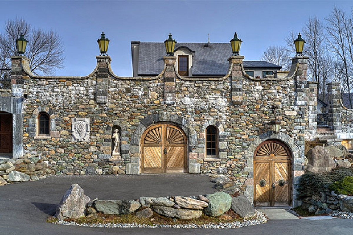 Phòng khiêu vũ màu đỏ với đèn chùm trang nhã và trần nhà sơn màu, là tâm điểm trong video ca nhạc "Easy On Me" của Adele. Căn phòng hiện có một bức chân dung của Adele.