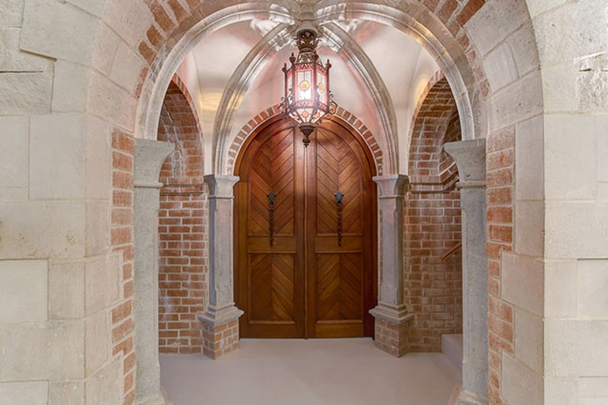 Kiến trúc bên ngoài của trang viên hoành tráng và nổi bật.