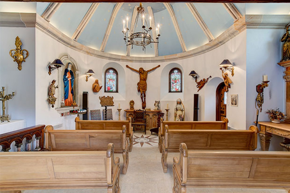 Nhà nguyện có mái vòm lưu giữ nhiều hiện vật.