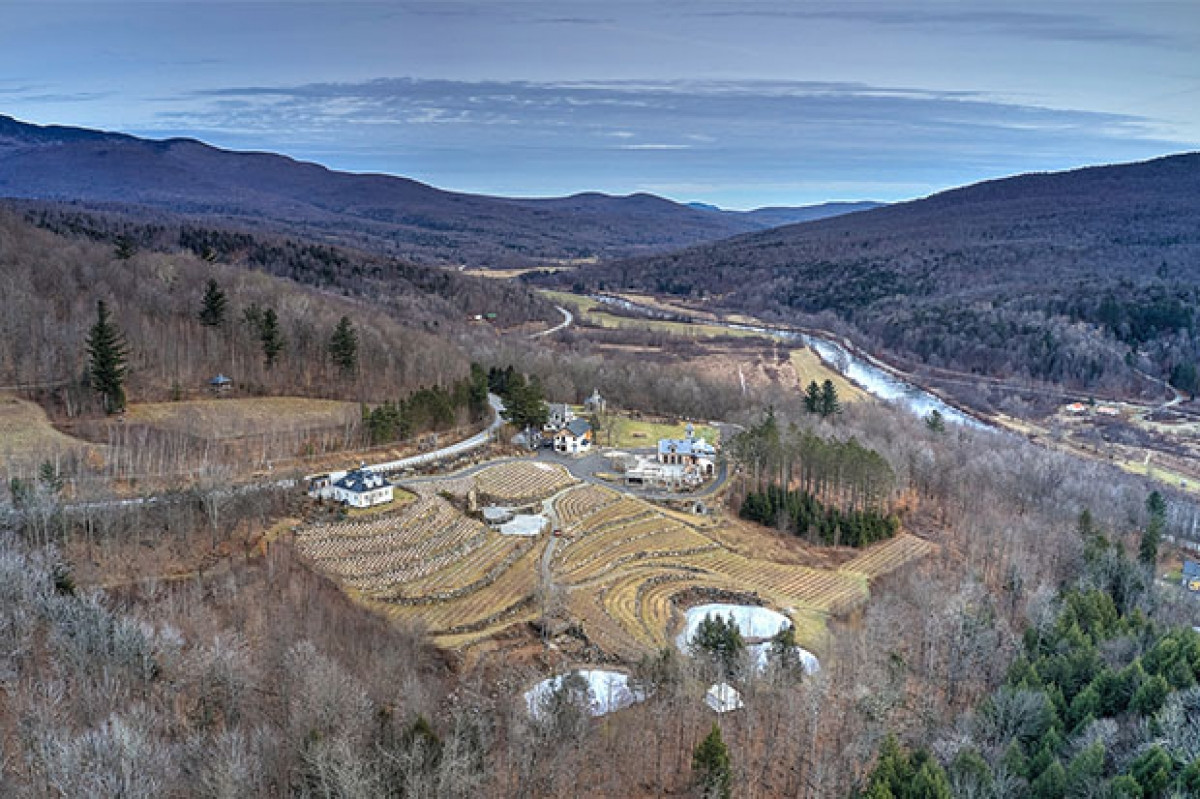 Domaine Dumont Chapelle Ste-Agnès rộng hơn 70 ha cách Montreal 90 phút lái xe. Nơi đây gồm 6 tòa nhà gồm trang viên chính, một lâu đài, một nhà nguyện và một nhà khách. Có tổng cộng 10 phòng ngủ và 14 phòng tắm trong toàn bộ khuôn viên.