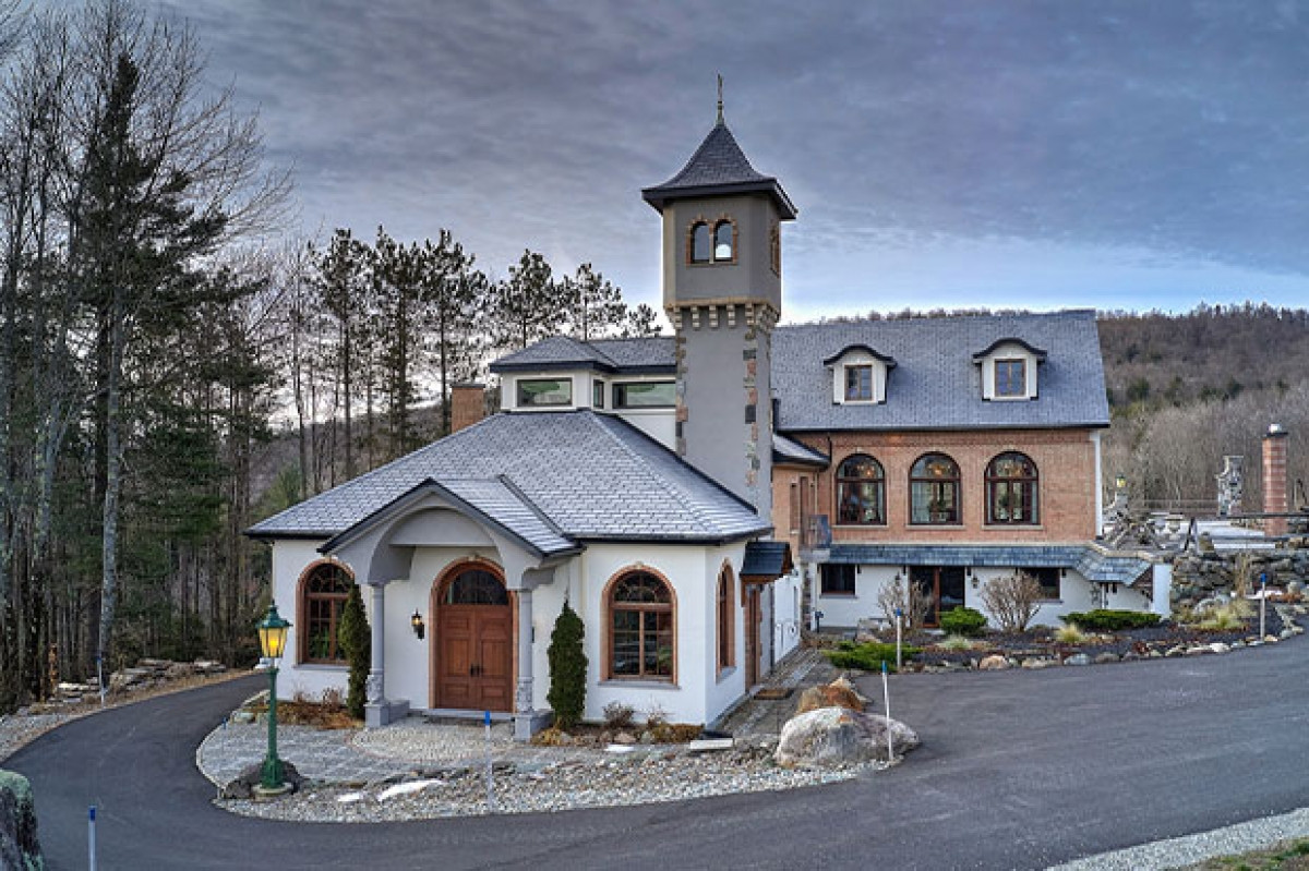 Với hơn 7.000 cây nho trong khuôn viên, vườn nho tư nhân có một cơ sở sản xuất rượu.