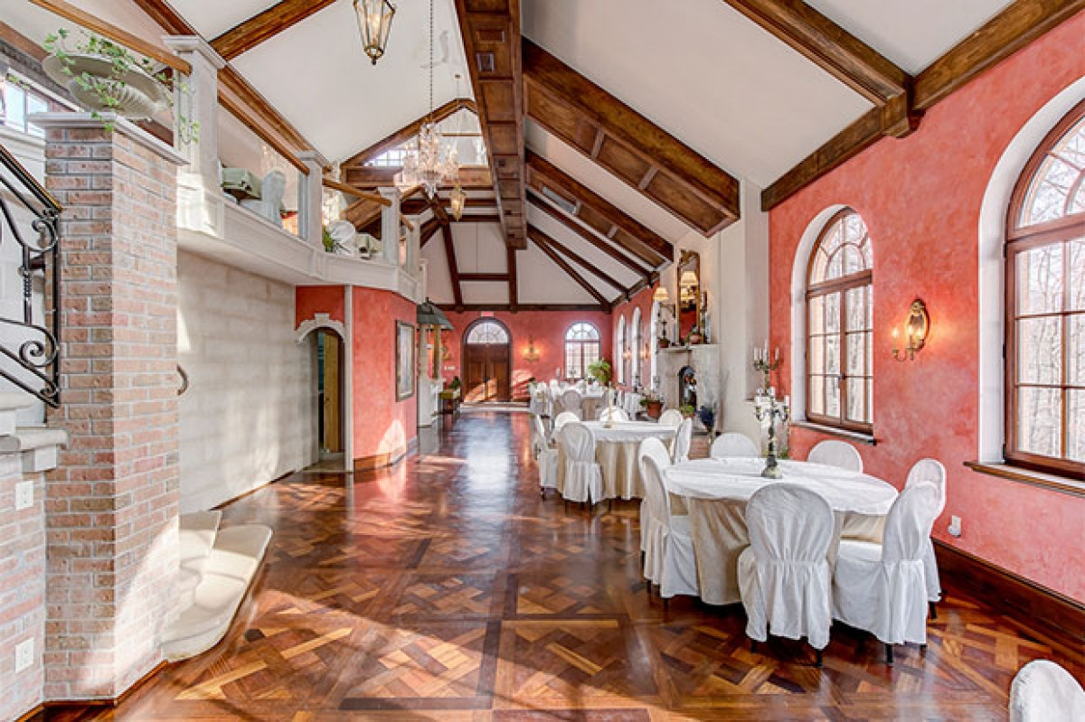 Các tòa nhà và không gian bên trong rộng lớn, nhiều khu vực giải trí.