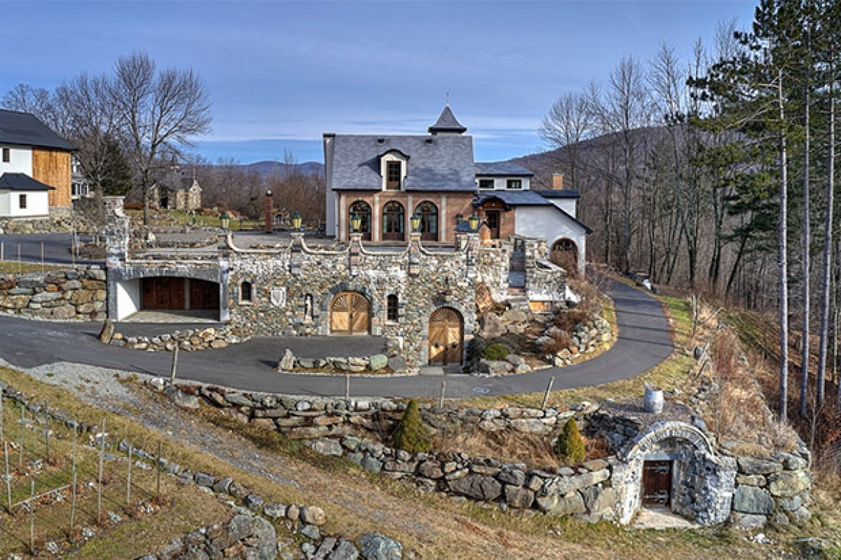 Nằm ở Sutton, Quebec, bất động sản đẹp như tranh vẽ này cách biên giới Hoa Kỳ một đoạn lái xe ngắn.