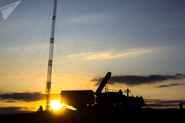 Ngoài việc S-300 được diễn tập tiêu diệt tên lửa của đối phương, các chiến đấu cơ của Nga cũng được huấn luyện vượt qua lưới phòng không giả định của địch và tấn công vào các mục tiêu đã định sẵn./