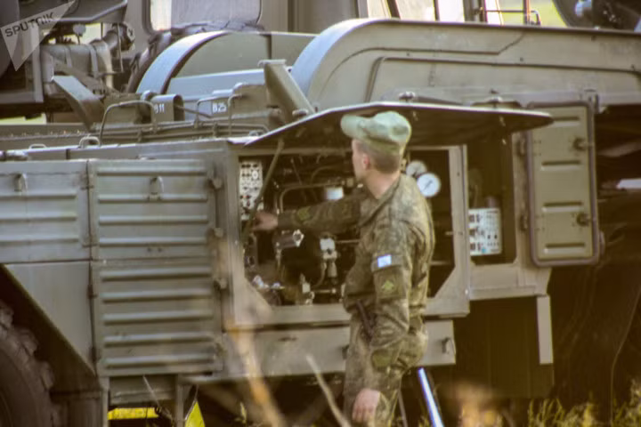 Một binh sĩ Nga đang vận hành hệ thống S-300.