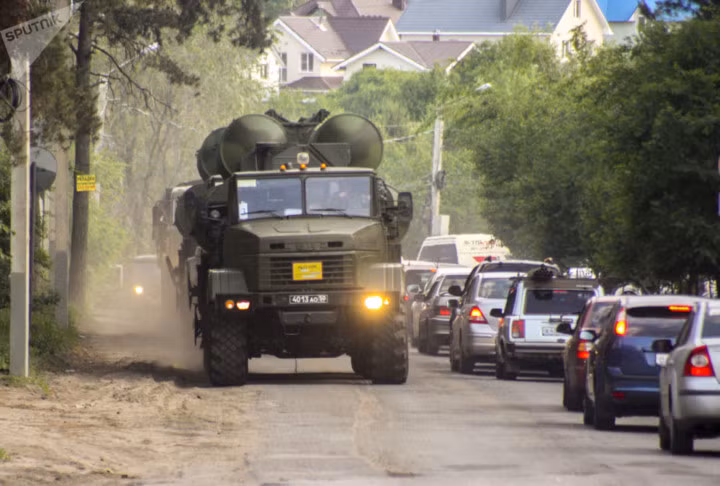 Một số khác tiếp tục di chuyển đến các vị trí khác.