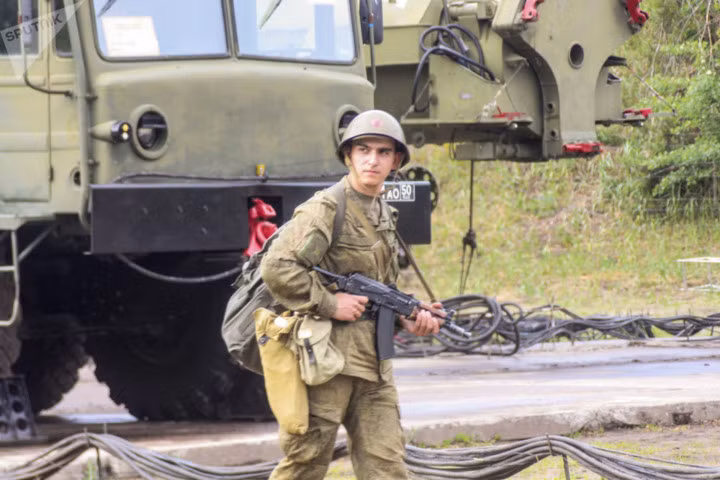 Binh sĩ Nga tham gia bảo vệ hệ thống S-300 trong quá trình tác chiến.