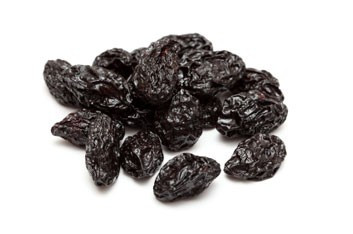 Mận khô: Trang Besthealthmag đưa loại quả khô này vào top thực phẩm giúp duy trì tuổi xuân.