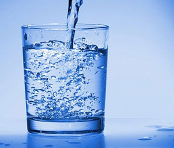 Nước: Nếu muốn trẻ lâu, đừng quên uống nước bởi 70% cơ thể chúng ta là nước. Khi mất nước, bạn cảm thấy mệt mỏi, cáu khỉnh, da khô xạm, nhợt nhạt.