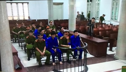 6. Xét xử “đại án” ngành đường sắt Sáng nay (26/10), TAND TP Hà Nội mở phiên hình sự sơ thẩm đối với nhóm cựu quan chức ngành đường sắt, liên quan đến hành vi lợi dụng chức vụ quyền hạn trong khi thi hành công vụ. Đây là một trong những vụ án trọng điểm, thu hút sự quan tâm của đông đảo dư luận. 11 tỷ đồng chỉ dùng làm “quà vặt” được xác định là khoản tiền được nhóm quan chức vòi vĩnh nhà thầu Nhật Bản, trong quá trình thi công dự án đường sắt. Kết thúc phiên tòa, bị cáo Phạm Hải Bằng (cựu Phó giám đốc Ban quản lý các dự án đường sắt, Chủ nhiệm dự án xây dựng đường sắt đô thị tuyến số 1, Tổng Cty đường sắt Việt Nam) bị tuyên án cao nhất- 12 năm tù giam.