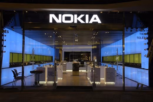 Nokia. Nokia đứng đầu 10 thương hiệu nổi tiếng thế giới mất giá thê thảm nhất. Nguyên nhân chính có lẽ là Nokia đã phải đối mặt với quá nhiều đối thủ tầm cỡ như iPhone của Apple hay Galaxy của Samsung... trong khi bản thân thương hiệu này không có nhiều sáng tạo độc đáo về mẫu mã sản phẩm.