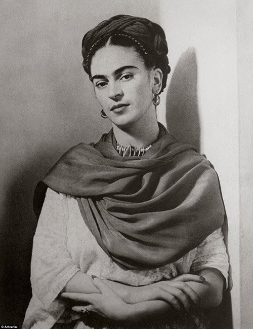 Chân dung nữ họa sĩ người Mexico - Frida Kahlo - được thực hiện bởi nhiếp ảnh gia người Hungary - Nickolas Murray hồi năm 1939. Ước giá từ 189-240 triệu đồng.