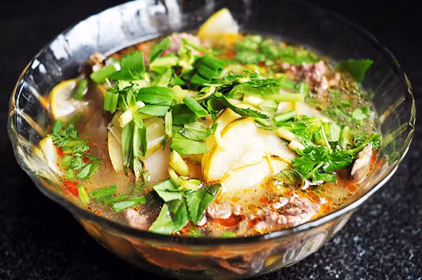 Cá Lăng: Cá lăng nướng là món ngon với những hương vị béo, thơm, ngọt, đậm đà. Cá lăng nướng cuốn bánh tráng ăn cùng các loại rau: khế, chuối chát, dứa, húng, quế,… là món ăn lạ miệng. Lẩu cá lăng nấu canh chua là một món ngon giải nhiệt, bổ dưỡng, được nhiều người lựa chọn trong mùa hè.