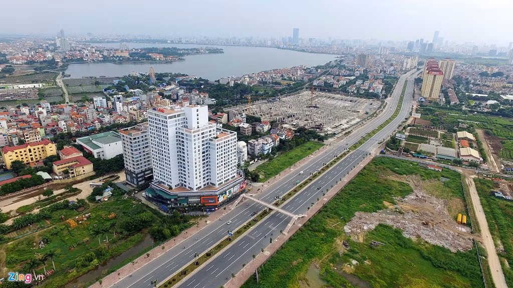 Đường Võ Chí Công nối từ đường dẫn cầu Nhật Tân tới đoạn giao cắt với Hoàng Quốc Việt dài 4,25 km, rộng 57,5 - 64,5 m, đi qua phường Phú Thượng, Xuân La (quận Tây Hồ), phường Nghĩa Đô (Cầu Giấy).