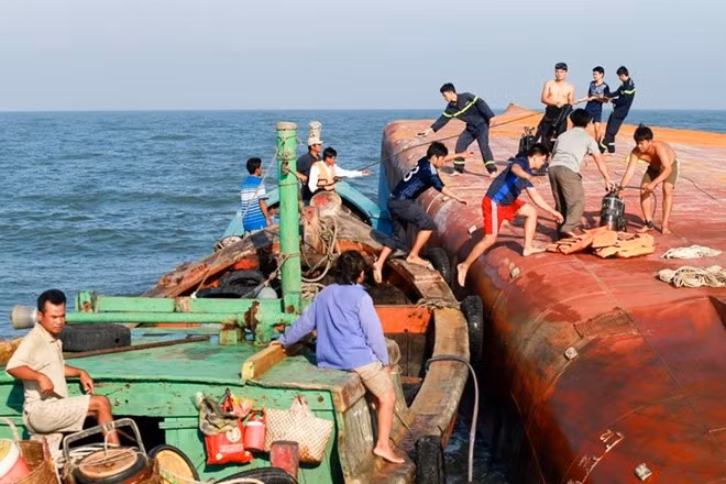 Nan nhan chim tau tren song Soai Rap duoc cuu nhu the nao?