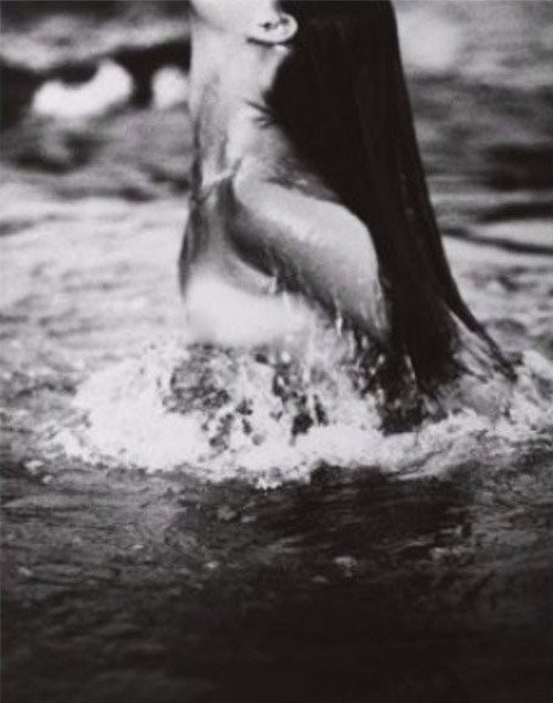 Bức “Không tên” (1971) thực hiện bởi tay máy người Anh David Bailey. Ước giá từ 73-98 triệu đồng.