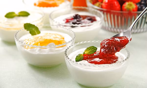 Bạn có thể kết hợp các loại hoa quả tươi hoặc mật ong với sữa chua để cảm thấy ngon miệng hơn.