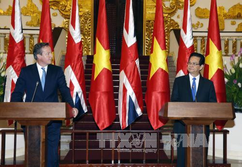  Thủ tướng Anh thăm Việt Nam Thủ tướng Anh David Cameron đến thăm Việt Nam lần đầu tiên trong hai ngày 29-30/7/2015. Thủ tướng Nguyễn Tấn Dũng khẳng định Anh là đối tác kinh tế quan trọng hàng đầu của Việt Nam tại châu Âu và trên thế giới. Hai bên nhất trí hợp tác kinh tế, thương mại và đầu tư là trụ cột ưu tiên trong quan hệ hai nước và thúc đẩy ký Hiệp định Thương mại tự do (FTA) giữa Việt Nam và EU trong năm nay. Thủ tướng Cameron nhấn mạnh Anh muốn tìm biện pháp thúc đẩy hơn hợp tác với Việt Nam, khi Việt Nam được dự báo sẽ trở thành một trong 10 nền kinh tế phát triển nhanh nhất trong khu vực trong 10 năm tới.