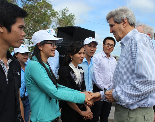  Ngoại trưởng Mỹ John Kerry đến thăm Việt Nam Người đứng đầu ngành ngoại giao Mỹ đã đến Hà Nội thực hiện chuyến thăm ba ngày, từ 6 đến 8/8/2015 theo lời mời của Phó Thủ tướng, Bộ trưởng Ngoại giao Phạm Bình Minh, theo Bộ Ngoại giao Việt Nam. Đây là lần thứ hai ông John Kerry đến Việt Nam trên cương vị Ngoại trưởng Mỹ, kể từ chuyến thăm vào tháng 12/2013. Chuyến thăm nhằm tăng cường quan hệ hai nước theo tinh thần Đối tác Toàn diện 2013 và Tuyên bố chung về tầm nhìn quan hệ Việt - Mỹ 2015; thúc đẩy hợp tác trong các lĩnh vực kinh tế, thương mại, thực thi pháp luật trên biển, giáo dục, giải quyết hậu quả chiến tranh,