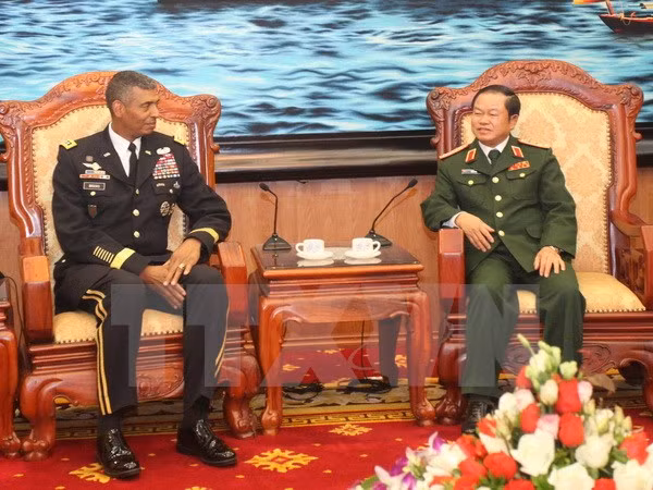  Tư lệnh Lục quân Thái Bình Dương Hoa Kỳ thăm Việt Nam Chiều 19/1/2015, tại Hà Nội, Thượng tướng Đỗ Bá Tỵ, Tổng Tham mưu trưởng Quân đội nhân dân Việt Nam, Thứ trưởng Bộ Quốc phòng, đã tiếp Đại tướng Vincent Brooks, Tư lệnh Lục quân Thái Bình Dương Hoa Kỳ đang có chuyến thăm và làm việc tại Việt Nam. Tại buổi tiếp, Đại tướng Vincent Brooks đã thông báo kết quả buổi làm việc trước đó giữa Đoàn Tư lệnh Lục quân Thái Bình Dương với Phó Tổng Tham mưu trưởng Quân đội Nhân dân Việt Nam Võ Văn Tuấn; trong đó, hai bên đã trao đổi một số nội dung về tăng cường quan hệ giữa lục quân hai nước, phù hợp với tinh thần đối tác toàn diện; đánh giá kết quả hợp tác giữa Lục quân hai nước và phương hướng hợp tác trong thời gian tới như hỗ trợ nhân đạo, tìm kiếm cứu nạn, quân y, chia sẻ kinh nghiệm xây dựng lực lượng gìn giữ hòa bình của Liên hợp quốc.