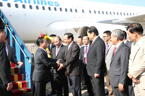  Thủ tướng Lào thăm Việt Nam Ngày 13/7/2015, Thủ tướng Lào Thongsing Thammavong và đoàn cấp cao Chính phủ Lào đã đến Đà Nẵng, bắt đầu chuyến thăm và làm việc tại Việt Nam. Thủ tướng Lào Thongsing Thammavong bày tỏ vui mừng dẫn đầu đoàn đại biểu cấp cao Chính phủ Lào thăm Việt Nam, đánh giá cao những thành tựu to lớn mà Việt Nam đã đạt được trong phát triển kinh tế, giữ vững quốc phòng an ninh và bảo đảm an sinh xã hội. Thủ tướng Lào cũng đánh giá cao những kết quả hợp tác toàn diện và ngày càng phát triển trong quan hệ hai nước thời gian qua và sắp tới.