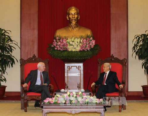  Thượng nghị sĩ Hoa Kỳ John McCain thăm Việt Nam Chiều 27/5/2015, Chủ tịch Quốc hội Nguyễn Sinh Hùng tiếp Thượng nghị sĩ Hoa Kỳ John McCain. Chủ tịch Quốc hội Nguyễn Sinh Hùng khẳng định, chuyến thăm của Ngài John McCain và Đoàn là dịp để hai bên nhìn lại mối quan hệ hợp tác, phát triển. Chủ tịch Quốc hội Nguyễn Sinh Hùng mong muốn Quốc hội Hoa Kỳ ủng hộ và sớm phê chuẩn Hiệp định đối tác kinh tế xuyên Thái Bình Dương (TPP) với Việt Nam, qua đó góp phần thúc đẩy quan hệ kinh tế, an ninh, quốc phòng giữa hai nước; tăng cường trao đổi về những vấn đề khu vực và thế giới mà hai bên cùng quan tâm.