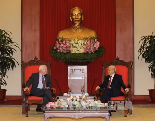  Thượng nghị sĩ Hoa Kỳ John McCain thăm Việt Nam Chiều 27/5/2015, Chủ tịch Quốc hội Nguyễn Sinh Hùng tiếp Thượng nghị sĩ Hoa Kỳ John McCain. Chủ tịch Quốc hội Nguyễn Sinh Hùng khẳng định, chuyến thăm của Ngài John McCain và Đoàn là dịp để hai bên nhìn lại mối quan hệ hợp tác, phát triển. Chủ tịch Quốc hội Nguyễn Sinh Hùng mong muốn Quốc hội Hoa Kỳ ủng hộ và sớm phê chuẩn Hiệp định đối tác kinh tế xuyên Thái Bình Dương (TPP) với Việt Nam, qua đó góp phần thúc đẩy quan hệ kinh tế, an ninh, quốc phòng giữa hai nước; tăng cường trao đổi về những vấn đề khu vực và thế giới mà hai bên cùng quan tâm.