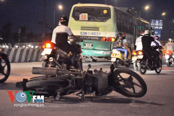 6. Va chạm xe buýt, cô gái trẻ tử vong Khoảng 17h chiều 4/11, nam thanh niên điều khiển xe máy BKS65U2 – 4335, chở theo 1 cô gái (hơn 20 tuổi), lưu thông trên xa lộ Hà Nội hướng ngã 4 Thủ Đức về cầu Sài Gòn. Khi đến gần cầu Rạch Chiếc (phường Trường Thọ, quận Thủ Đức, Tp.HCM) thì tay lái xe máy không may quẹt vào hông xe buýt số 56 (chạy tuyến Bx. Chợ Lớn – Đại học Giao thông Vận tải) BKS: 53N – 4635 do tài xế Phan Trọng Trí (SN 1973, quê Đồng Nai) điều khiển, chạy song song cùng chiều bên trái. Cú va chạm khiến đôi nam nữ cùng xe máy ngã văng xuống đường, cô gái tử vong trên đường đi cấp cứu. Riêng nam thanh niên bị thương nhẹ.