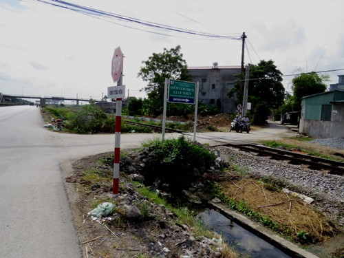 10. Chị em bị tàu đâm thiệt mạng khi vượt đường sắt Đêm 6/11, 2 nữ sinh chở nhau bằng xe đạp điện trên đường về nhà đã bị tàu hỏa Hà Nội - Hải Phòng đâm trúng, tại điểm giao ở thôn Phí, xã Lê Thiện, huyện An Dương (Hải Phòng). Sau cú đâm, người chị (17 tuổi) tử vong tại chỗ, còn cô em (14 tuổi) được đưa đi cấp cứu nhưng không qua khỏi.Các nạn nhân được xác định là hai chị em trú tại xã An Hưng, huyện An Dương.