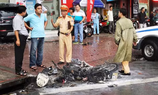 7. Xế hộp tông nhiều xe máy, 5 người bị thương nặng Khoảng 16h20 chiều 5/11, tại khu vực vòng xoay Dân Chủ, Quận 3, Thành phố Hồ Chí Minh, xe ô tô 7 BKS 51F- 27873 trong lúc ôm cua theo vòng xoay, chiếc xe bất ngờ lao lên phía trước tông vào 1 xe máy đang lưu thông phía trước, rồi tiếp tục lao vào gờ bê tông của vòng xoay, nhào tới húc 3 xe máy khác đang lưu thông hướng ngược lại và leo lên vỉa hè gần đó cuốn thêm một chiếc xe máy khác, trước khi lao thẳng vào cửa hàng kinh doanh xe 2 bánh mới dừng hẳn. Vụ tai nạn khiến ít nhất 5 người bị thương, trong đó một 1 người nguy kịch.