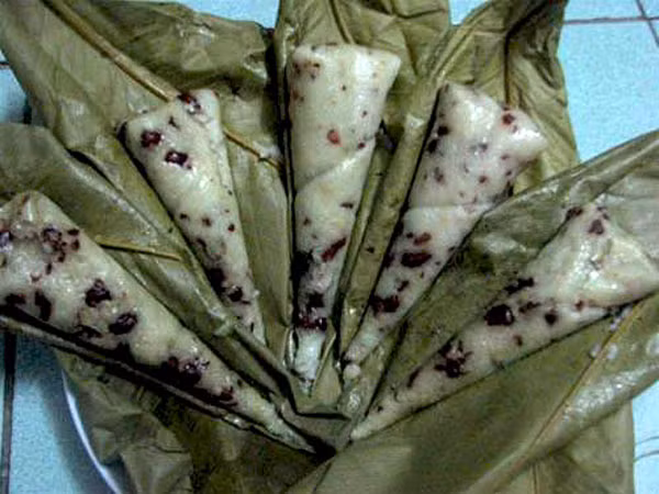 Bánh cooc mò được xâu thành từng cặp hoặc từng chùm nhỏ, cho vào nồi luộc khoảng hai giờ là bánh chín. Bánh cooc mò có màu xanh nhạt của lá chuối, vị dẻo, thơm thanh khiết hương thơm của ruộng đồng vùng núi cao. Tuy bánh không có nhân nhưng càng nhai càng cảm nhận được vị thơm, béo, dẻo ẩn chứa trong từng hạt nếp. Người ưa ngọt có thể ăn bánh cooc mò kèm mật ong hay đường kính.