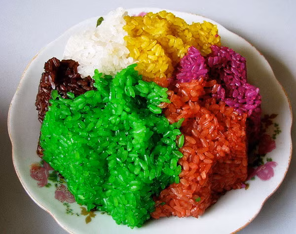 Món xôi của người Dao được nấu khá cầu kỳ. Ngoài xôi trắng, người Dao còn sử dụng các loại lá cây để đồ xôi nhiều màu hay còn gọi là xôi thập cẩm. Gạo để đồ xôi phải là thứ gạo do chính gia đình trồng trên nương và đều hạt, được nhặt hết sạn. 