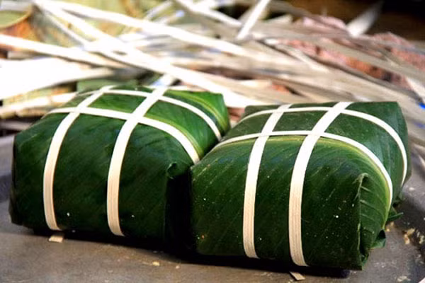 Bóc chiếc bánh chưng Bờ Đậu, vỏ bánh xanh mướt, dẻo, nhân bánh bùi ngậy pha chút cay cay, thơm thơm của hạt tiêu, cảm giác như cả đất trời cùng hòa quyện trong từng chiếc bánh và câu chuyện Lang Liêu dâng bánh được học thuở thiếu thời lại hiển hiện.